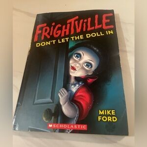 Don't Let the Doll In (Frightville #1)